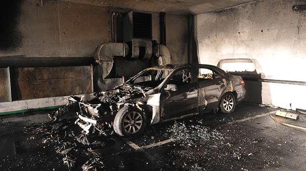 Изгорео аутомобил у гаражи код Палате правде